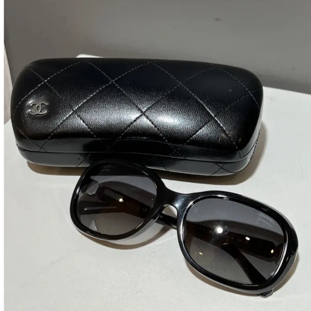 Authentic Chanel Sunglasses Very good condition
Black, Made in Italy.